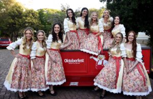 41ª Oktoberfest | Trajes oficiais das candidatas a soberanas são apresentados