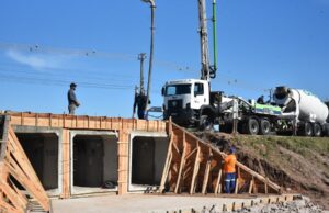 Vazão de água | Prefeitura inicia concretagem de alas laterais da estrutura na ERS-409
