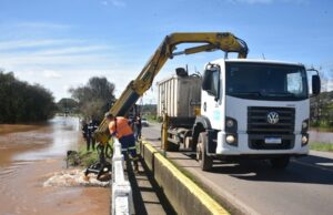Alagamentos | Prefeitura retira entulhos do Arroio Lajeado
