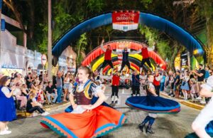 Festa da Alegria | Desfile noturno marca abertura da 41ª Oktoberfest