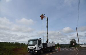 Iluminação Pública | Prefeitura instala postes para luminárias na Estrada Bruno Pritsch