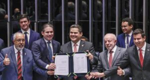 Trabalho | Congresso promulga emenda do fim da 6×1; escala 5×2 começa em 60 dias