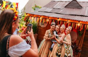 41ª Oktoberfest | Dia da Maturidade Ativa e último desfile temático marcam a programação nesta quinta – feira (22)