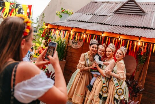 41ª Oktoberfest | Dia da Maturidade Ativa e último desfile temático marcam a programação nesta quinta – feira (22)