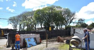 Obras | Serviços Públicos inicia reconstrução de muro lateral do Cemitério Municipal