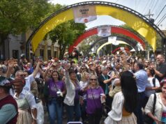 41ª Oktoberfest | Prefeito recepciona visitantes no Desfile da Maturidade Ativa