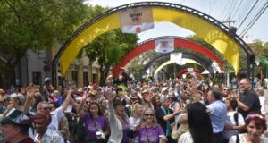 41ª Oktoberfest | Prefeito recepciona visitantes no Desfile da Maturidade Ativa